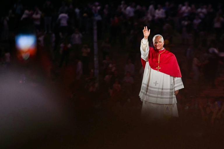 Le pape Léon XIV salue la foule en quittant le Stade de France, à Saint-Denis, en banlieue parisienne, le 25 septembre 2026, à l'issue d'une veillée de prière avec des jeunes, dans le cadre de sa visite de quatre jours en France