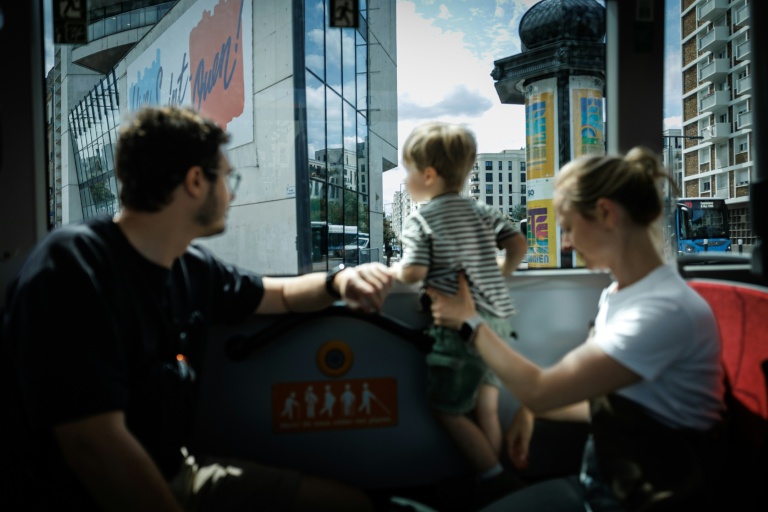 Passagers à bord de la ligne de bus 85 de la RATP à Paris, le 31 juillet 2026