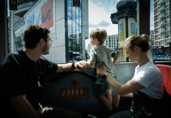 Passagers à bord de la ligne de bus 85 de la RATP à Paris, le 31 juillet 2026