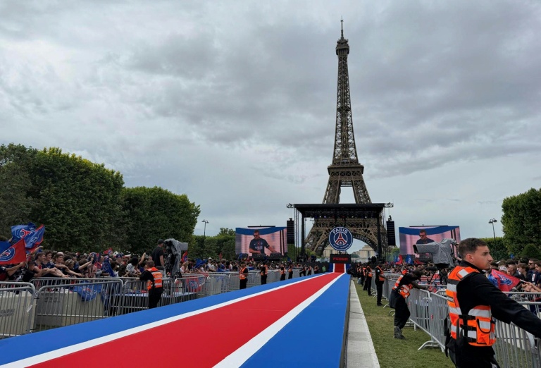 Des supporteurs du Paris Saint-Germain se rassemblent sur le Champs-de-Mars à Paris avant l'arrivée des joueurs sacrés champions d'Europe, le 31 mai 2026  