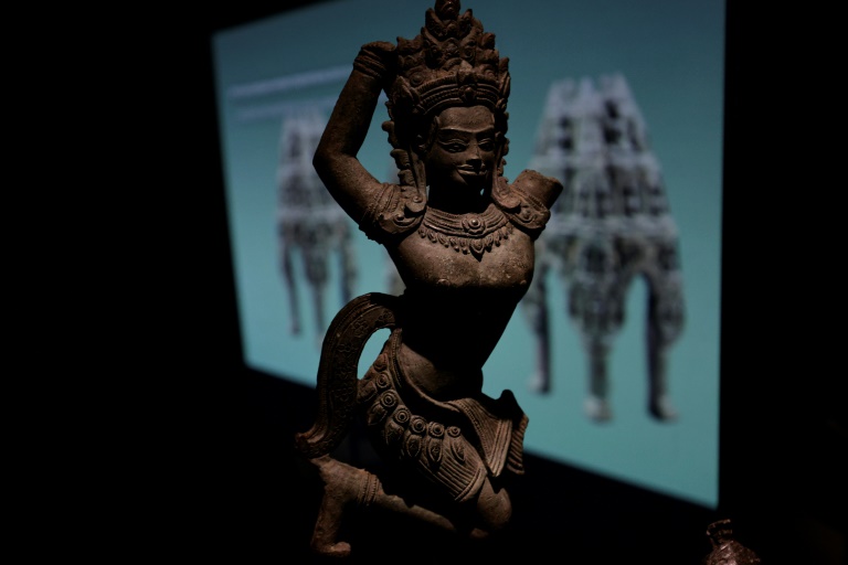 Une statuette de divinité présentée dans le cadre de l'exposition 