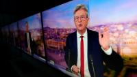 Le leader de La France insoumise Jean-Luc Mélenchon sur un écran lors de l'annonce sur TF1 de sa candidature à l'élection présidentielle de 2027, le 3 mai 2026
