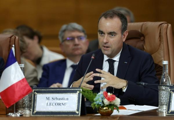 Le Premier ministre français, Sébastien Lecornu, prononce le discours d'ouverture lors d'une séance plénière avec des ministres marocains, à Rabat, le 16 juillet 2026