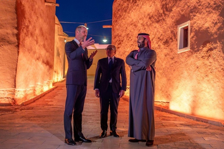 Photo diffusée le 9 février 2026 par l'Agence de presse saoudienne (SPA) montrant le prince héritier d'Arabie saoudite, Mohammed ben Salmane (d) et le prince William (g), prince de Galles, dans le vieux quartier de Diriyah, en périphérie de Riyad