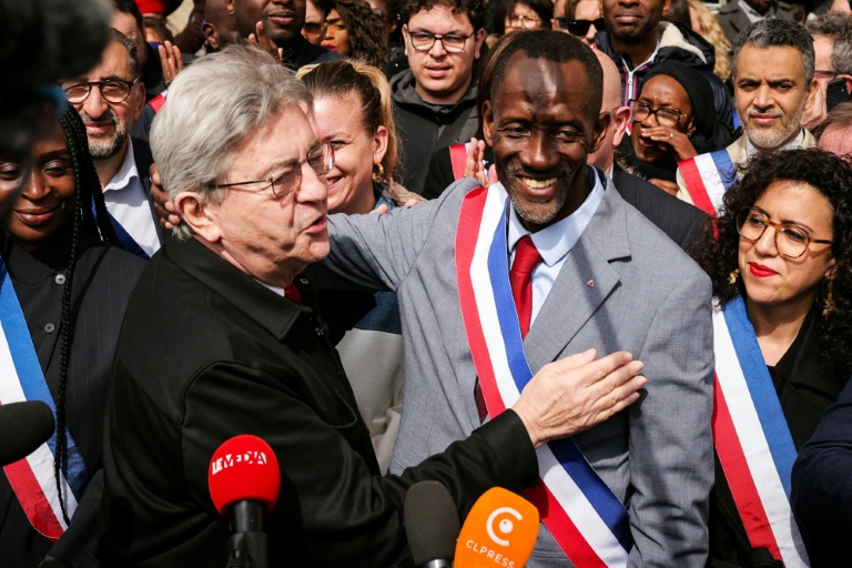 Le fondateur de LFI Jean-Luc Mélenchon (g.) s'adresse à la presse à côté du maire de Saint-Denis Bally Bagayoko (c.), le 4 avril 2026 à Saint-Denis (Seine-Saint-Denis)