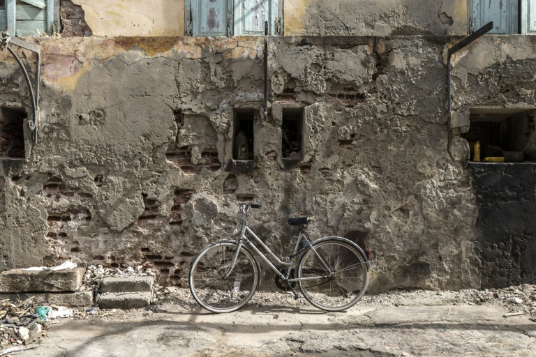 Une bicylette devant un ancien entrepôt d'esclaves de la compagnie Maurel et Prom, construit entre 1822 et 1825, le 28 juillet 2026 à Saint-Louis, au Sénégal