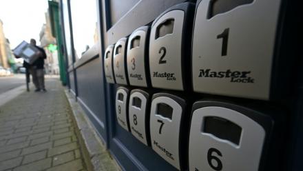 Des boîtes à clés installées à l'extérieur d'une boutique de conciergerie à Saint-Malo, le 3 février 2026 en Ille-et-Vilaine