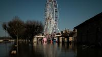 Une grande roue dans un quartier de Saintes partiellement inondé en raison d'une crue de la Charente le 25 février 2026