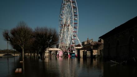 Une grande roue dans un quartier de Saintes partiellement inondé en raison d'une crue de la Charente le 25 février 2026