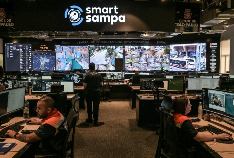 Des employés travaillent au centre de vidéosurveillance Smart Sampa à Sao Paulo, au Brésil, le 25 février 202