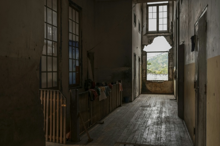 Le couloir d'un bâtiment de la roca Agostinho Neto, à Sao-Tomé-et-Principe, le 10 août 2026