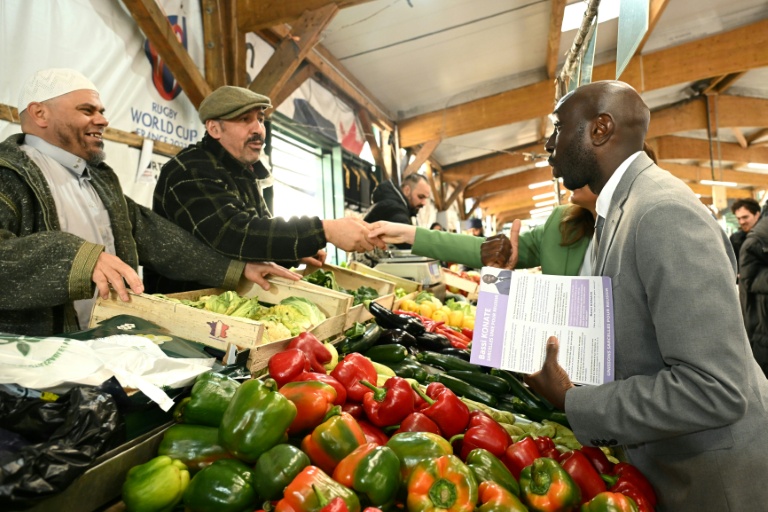 Bassi Konaté, candidat (sans étiquette) à la mairie de Sarcelles, fait campagne sur un marché de la ville, avant le 2e tour des municipales, le 20 mars 2026 dans le Val-d'Oise