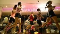 Des joggeurs courent à l’intérieur d’un centre commercial en raison du brouillard de pollution extérieur, le 24 octobre 2026 à Singapour