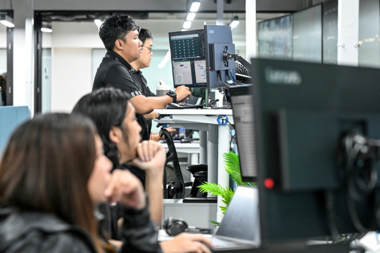 Des analystes au centre de commandement de la société américaine Digital Realty, le 2 septembre 2026 à Singapour 
