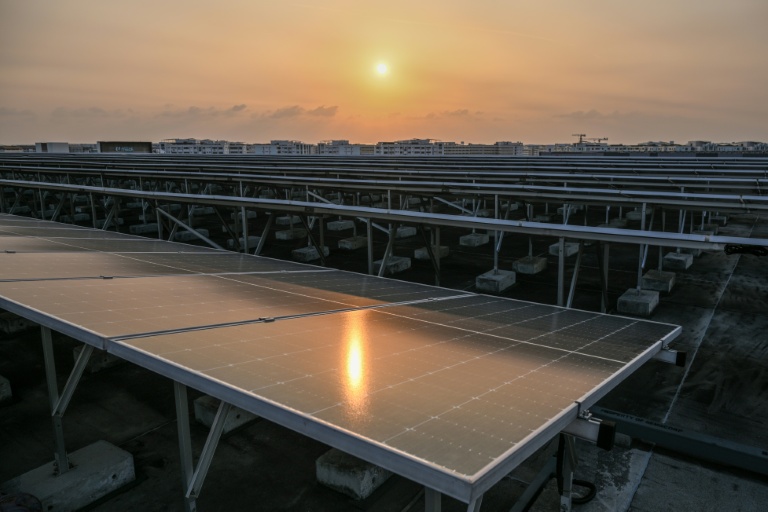 Des panneaux solaires sur le toit du bâtiment de la société américaine Digital Realty , le 2 septembre 2026 à Singapour 