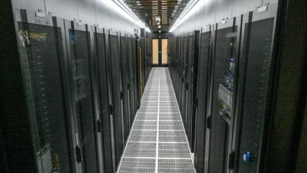 Des serveurs informatiques dans les locaux de la société Digital Realty à Singapour, le 2 septembre 2026  