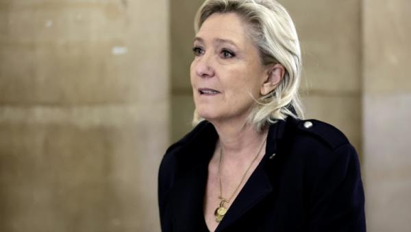 Marine Le Pen, présidente du groupe parlementaire du Rassemblement National (RN), arrive au Palais de Justice de Paris, le 21 janvier 2026, après une pause lors du procès en appel des assistants parlementaires d'eurodéputés de son parti