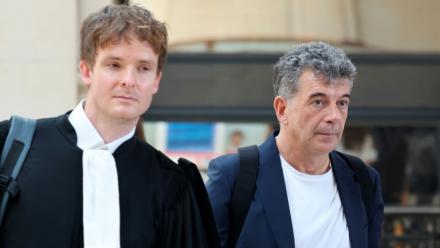 L'agent immobilier et ex-animateur de télévision Stéphane Plaza (d) arrive avec l'un de ses avocats pour son procès en appel pour violences conjugales à Paris, le 26 juin 2026