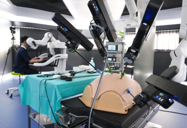 Un homme pilote le robot chirurgical baptisé "Hinotori", à l'Institut de recherche contre les cancers de l'appareil digestif (Ircad), à Strasbourg, le 7 septembre 2026