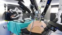 Un homme pilote le robot chirurgical baptisé "Hinotori", à l'Institut de recherche contre les cancers de l'appareil digestif (Ircad), à Strasbourg, le 7 septembre 2026