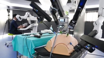 Un homme pilote le robot chirurgical baptisé "Hinotori", à l'Institut de recherche contre les cancers de l'appareil digestif (Ircad), à Strasbourg, le 7 septembre 2026