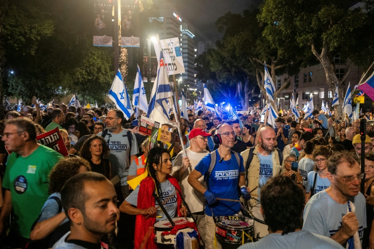 Des manifestants lors d’un rassemblement contre le Premier ministre israélien Benjamin Netanyahu à Tel-Aviv, le 24 octobre 2026