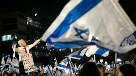 Un manifestant portant un masque du Premier ministre israélien Benjamin Netanyahu lors d’un rassemblement antigouvernemental à Tel-Aviv, le 24 octobre 2026
