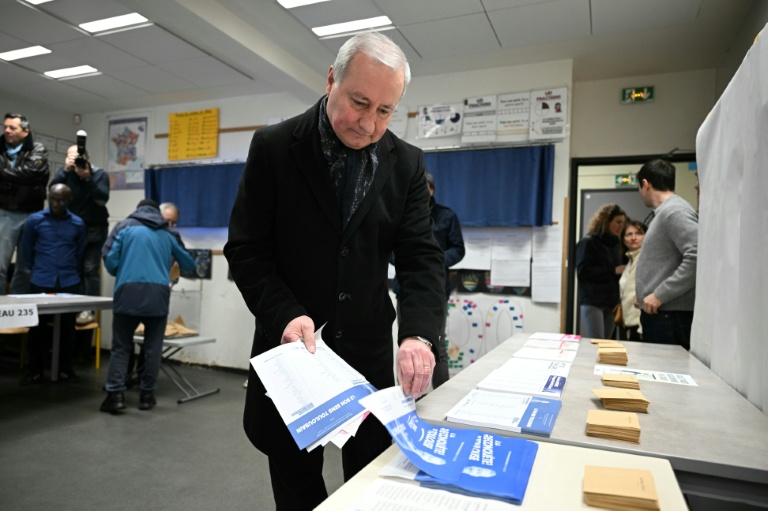 Jean-Luc Moudenc, maire DVD sortant de Toulouse et candidat à sa réélection, vote au 1er tour des municipales à Toulouse, le 15 mars 2026