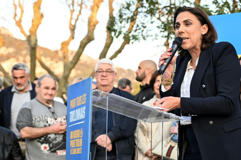 La candidate RN à la mairie de Toulon, Laure Lavalette, lors d'un meeting de campagne avant le 2e tour des municipales, le 19 mars 2026 à Toulon, dans le Var