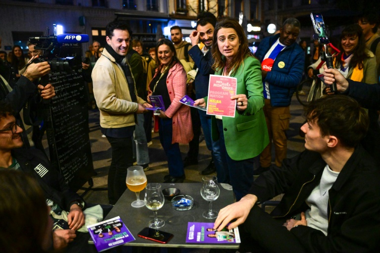 Marine Tondelier, secrétaire nationale des Ecologistes, distribue des tracts de campagne en soutien au maire de Lyon Grégory Douce, candidat à sa réélection aux municipales, le 5 mars 2026 à Lyon