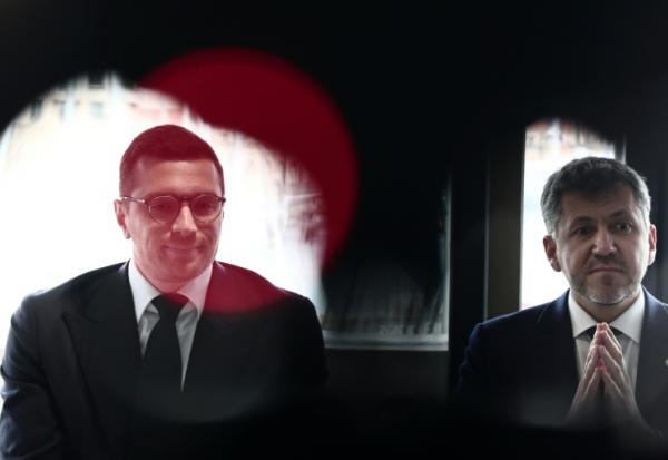 Le président du Rassemblement national Jordan Bardella, à gauche, avec à sa droite le candidat RN à la mairie de Marseille Franck Allisio, le 6 mars 2025, à Marseille