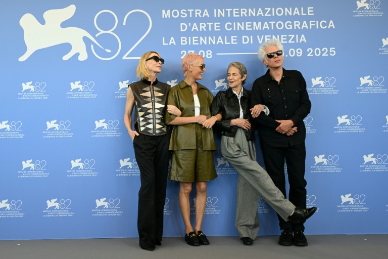 (Depuis la gauche) les actrices Cate Blanchett, Vicky Krieps, Charlotte Rampling et le réalisateur américain Jim Jarmusch le 31 août à la Mostra de Venise pour le film