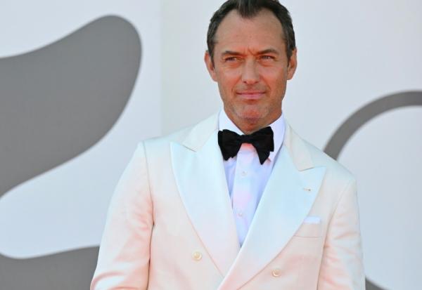 L'acteur britannique Jude Law sur le tapis rouge pour la présentation du film "Le Mage du Kremlin", à la Mostra de Venise (Italie), le 31 août 2025