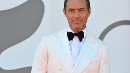 L'acteur britannique Jude Law sur le tapis rouge pour la présentation du film "Le Mage du Kremlin", à la Mostra de Venise (Italie), le 31 août 2025