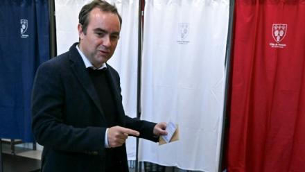 Le Premier ministre Sébastien Lecornu, candidat de la liste du maire sortant de Vernon, arrive pour voter au 1er tour des municipales à Vernon, le 15 mars 2026 dans l'Eu