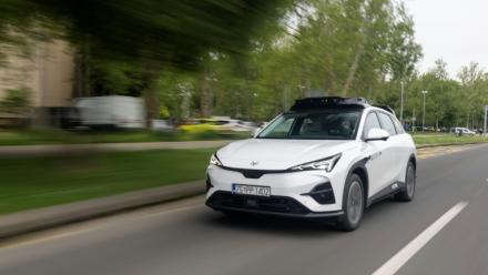 Un véhicule taxi autonome de l'entreprise Verne dans une de Zagreb, le 5 mai 2026 en Croatie