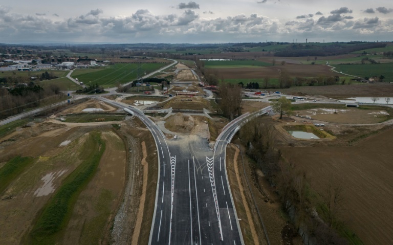 Vue aérienne du chantier de construction de l'autoroute A69 Toulouse-Castres, près de Verfeil, le 14 mars 2025 en Haute-Garonne