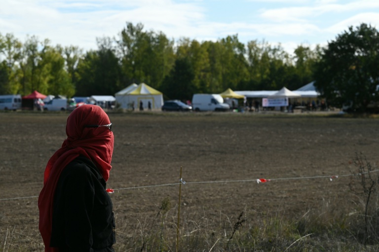 Un opposant à l'A69 près du campement des militants installé à Cambounet-sur-le-Sor, dans le Tarn, le 10 octobre 2026