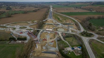 Vue aérienne du chantier de construction de l'autoroute A69 Toulouse-Castres, près de Verfeil, le 14 mars 2025 en Haute-Garonne