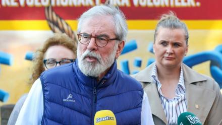 L'ancien dirigeant du parti nationaliste irlandais Sinn Fein, Gerry Adam, lors d'une conférence de presse à Belfast après l'abandon des poursuites civiles engagées contre lui, le 20 mars 2026