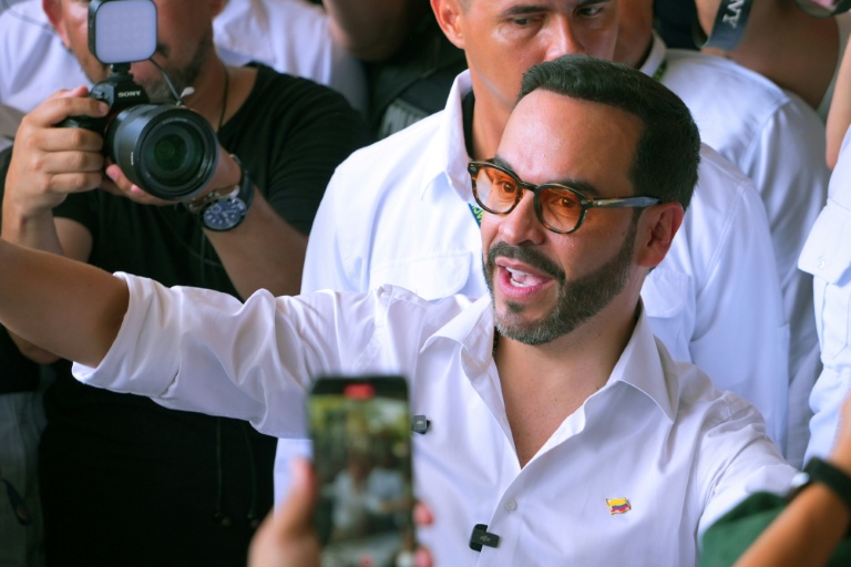 Abelardo de la Espriella, candidat à la présidentielle en Colombie, salue ses partisans après avoir voté dans un bureau de vote lors de l'élection présidentielle à Barranquilla, en Colombie, le 31 mai 2026