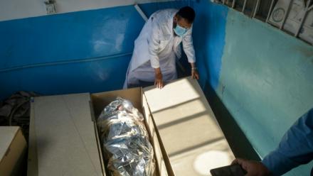 Un membre du Croissant-Rouge afghan vérifie les cercueils de membres des forces de sécurité pakistanaises avant leur remise au Pakistan, dans la morgue d'un hôpital de Spin Boldak, dans le sud de l'Afghanistan, le 15 octobre 2025