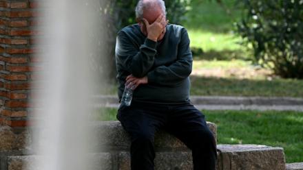 Un homme contient son émotion à l'Evêché de Tolède (Espagne) où les proches de passagers de la catastrophe ferroviaire de la ligne Madrid-Séville attendent des informations, le 30 octobre 2026
