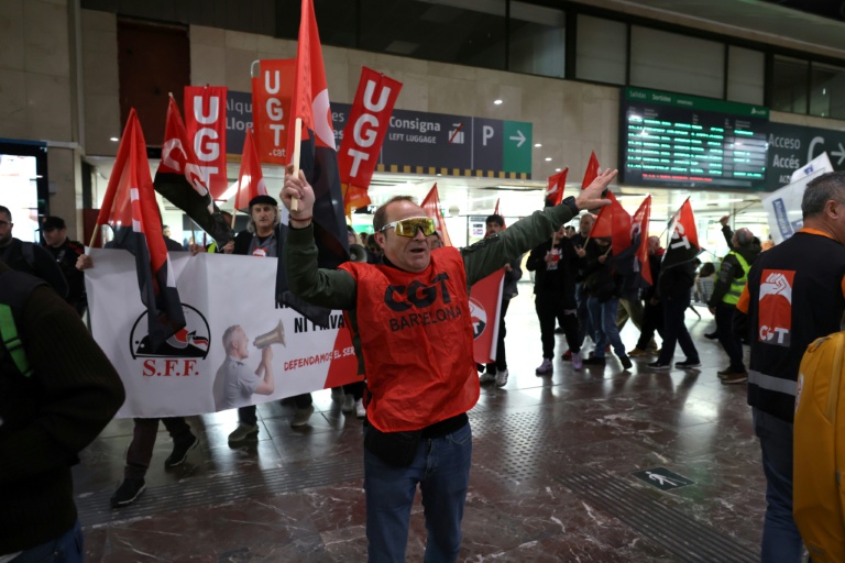 Les membres des syndicats manifestent à la gare Sants de Barcelone, le 9 février 2026, dans le cadre d'une grève nationale organisée par le syndicat des conducteurs de train espagnols pour réclamer des mesures de sécurité ferroviaire à la suite d'accidents mortels à Adamuz et à Gelida