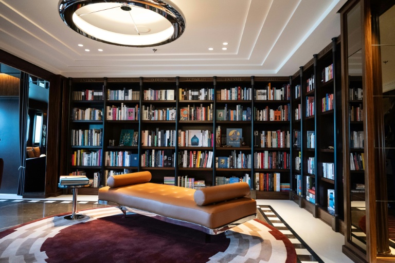La bibliothèque à bord du voilier Orient Express Corinthian, aux Chantiers de l'Atlantique à Saint-Nazaire, le 28 avril 2026 en Loire-Atlantique