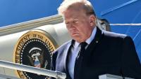 Le président américain Donald Trump descend de l'avion Air Force One après son atterrissage à l'aéroport de Genève, le 15 juin 2026 en Suisse, avant de se rendre au sommet du G7 à Evian, en France