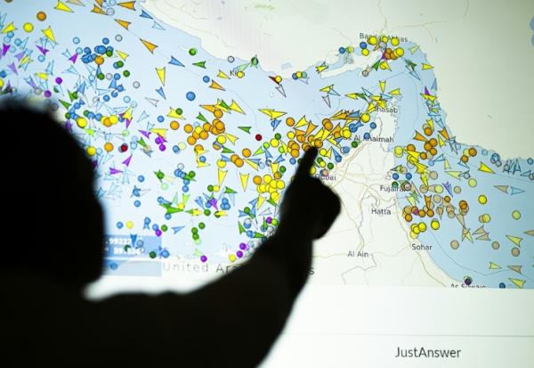 Un grand écran sur lequel apparaissent les navires présents dans le détroit d'Ormuz, sur un site de suivi du trafic maritime, à Nicosie à Chypre le 4 mai 2026