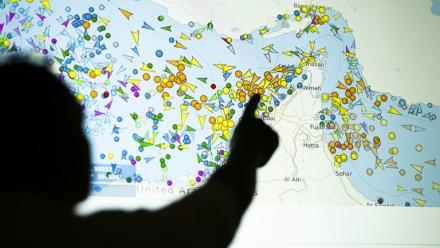Un grand écran sur lequel apparaissent les navires présents dans le détroit d'Ormuz, sur un site de suivi du trafic maritime, à Nicosie à Chypre le 4 mai 2026