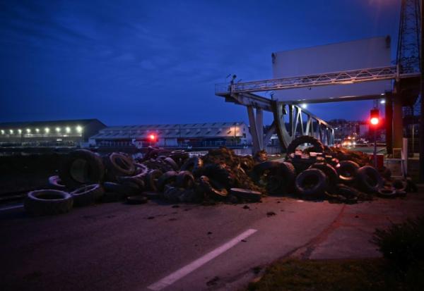 "Barrage filtrant" d'agriculteurs français à l'entrée du port du Havre, le 11 janvier 2026, afin de dénoncer l'accord de libre-échange entre l'UE et les pays du Mercosur