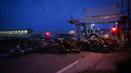 "Barrage filtrant" d'agriculteurs français à l'entrée du port du Havre, le 11 janvier 2026, afin de dénoncer l'accord de libre-échange entre l'UE et les pays du Mercosur